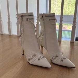 NWOT. Elegant White Women's Ankle Boots 9/9.5